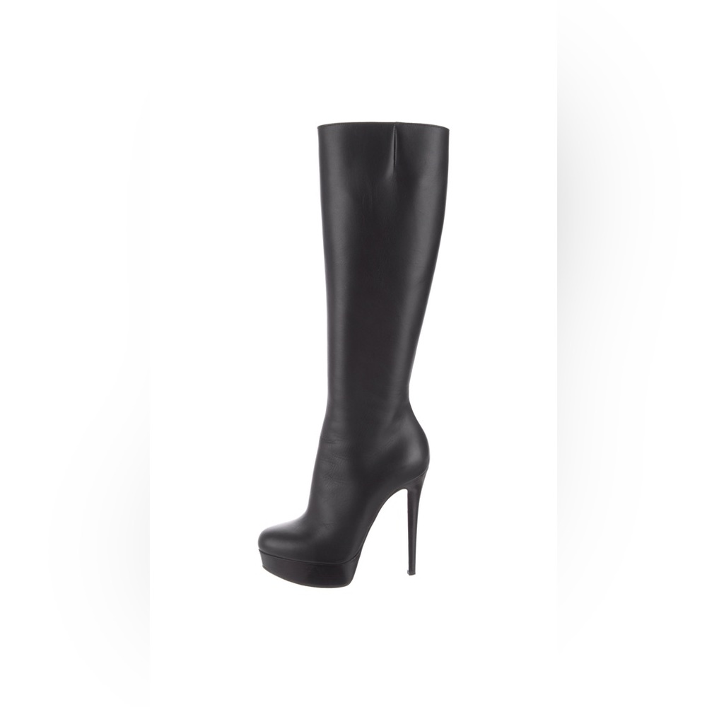 Louboutin Bianca Botta Size 35. In pristine condition. Rarely worn.